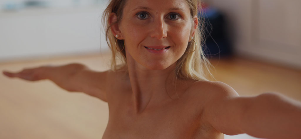 Online Nackt Yoga mit Elke